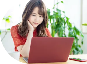 受講する女性イメージ